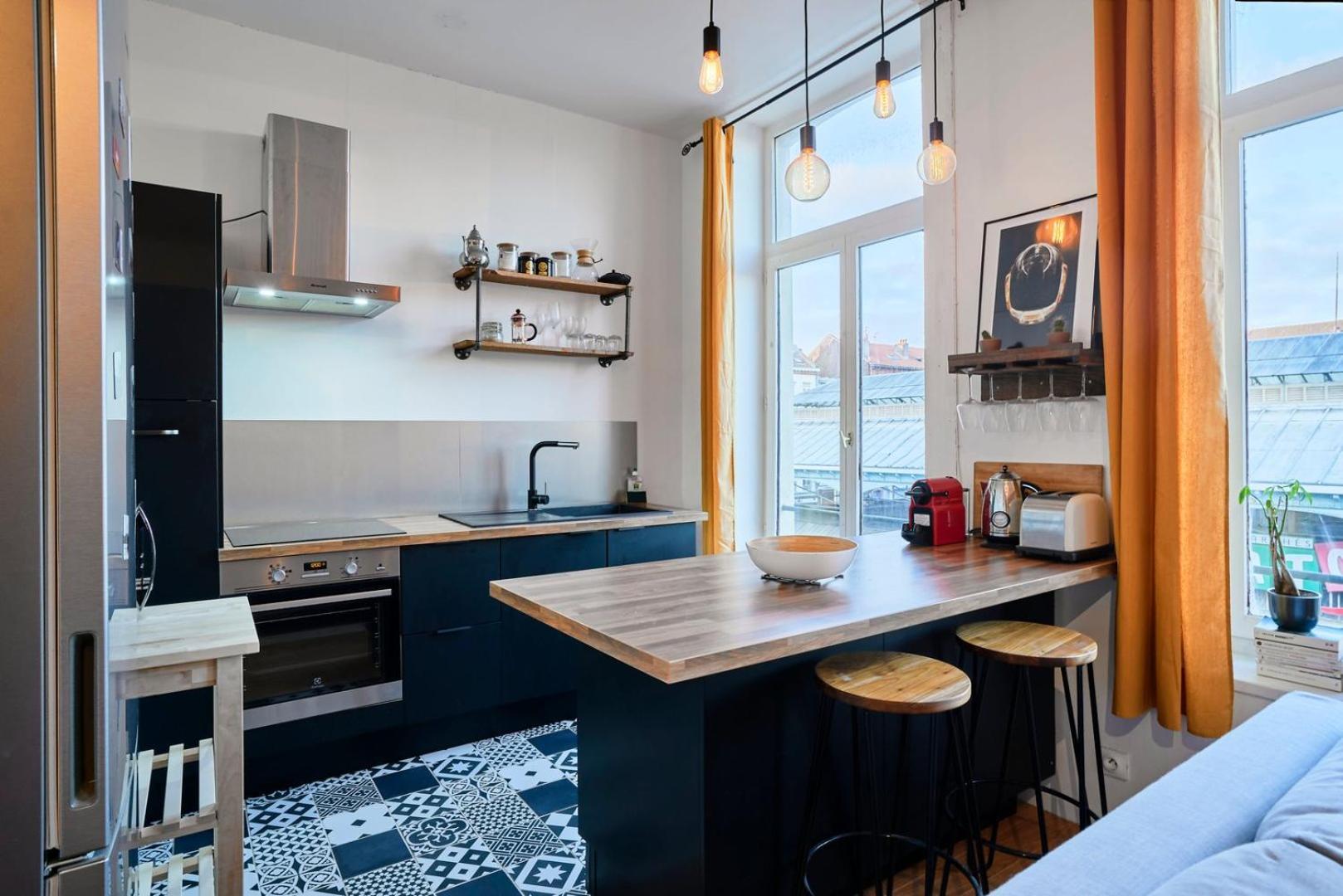 1 Bedroom Apartment Near Metro, Shops & Schools ليل المظهر الخارجي الصورة